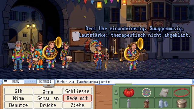 Luzerner Altstadtgasse an der Fasnacht: Urs im Batik-Hemd mitten in einer Guggenmusig mit Sousaphon und Pauke